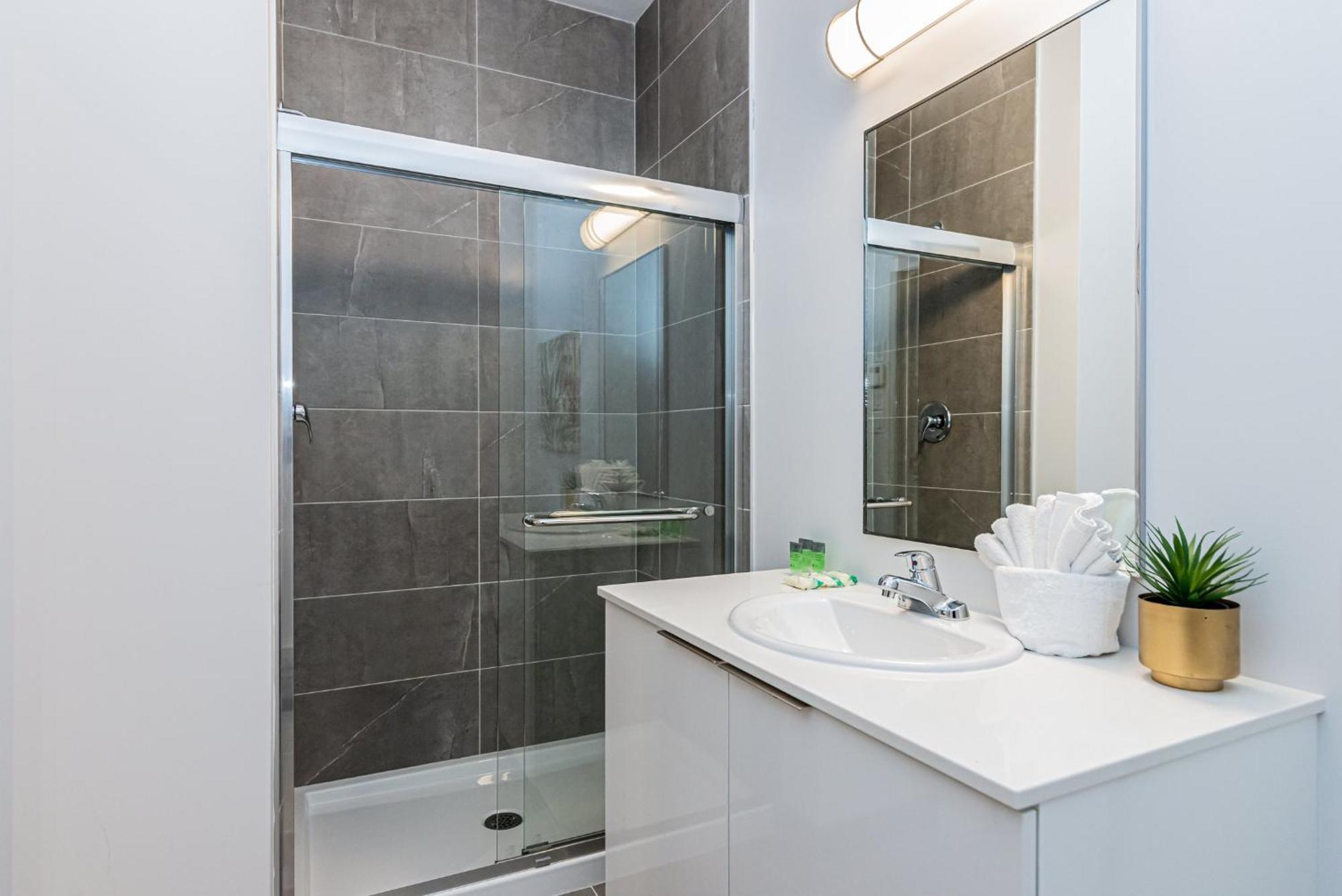 Wonderful New Studio Close To Mount Royal By Den Stays Montreal Bilik gambar